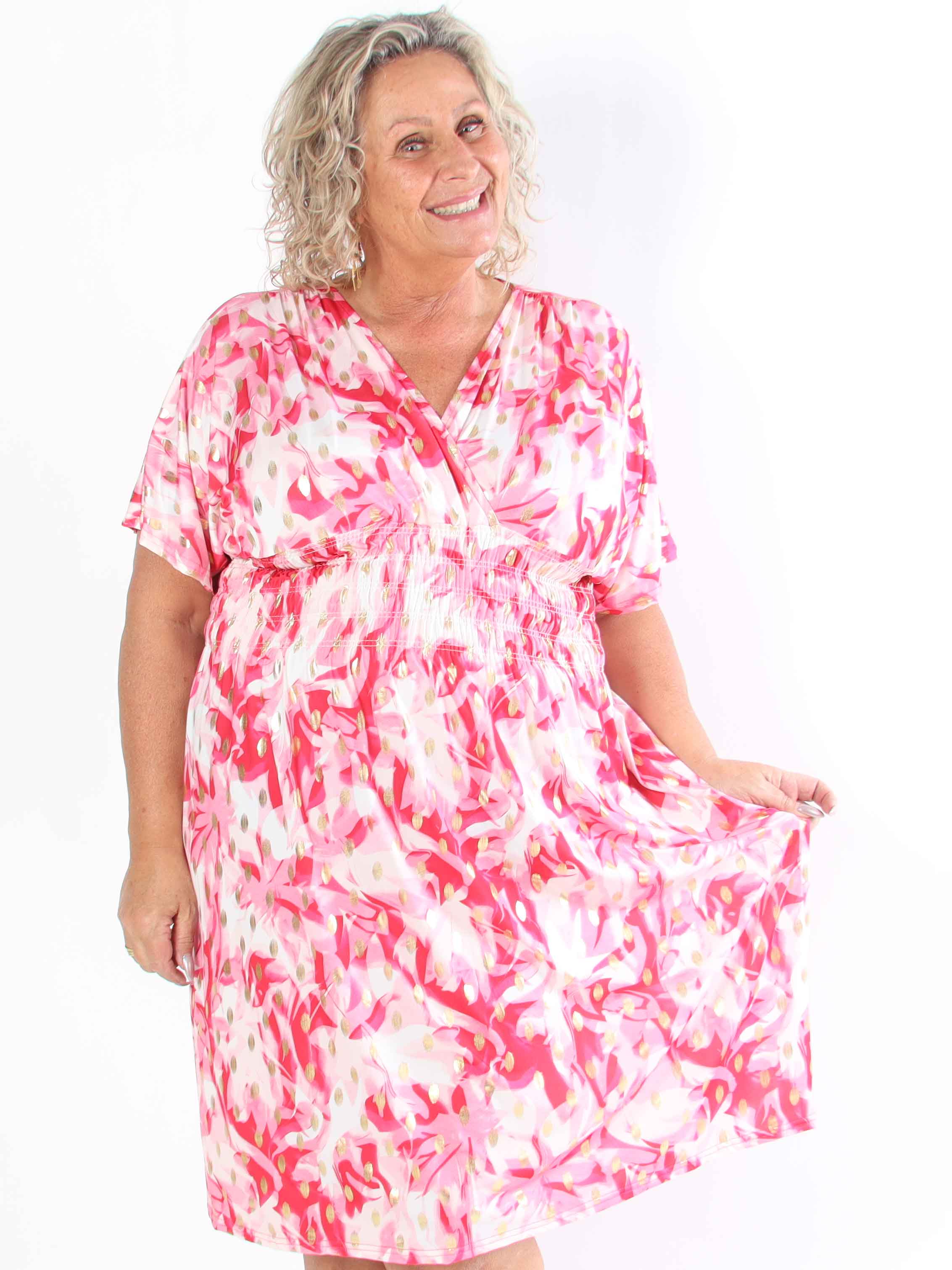 Pams Vacay Short - Mönstrad elastisk plus size klänning med smock i midjan